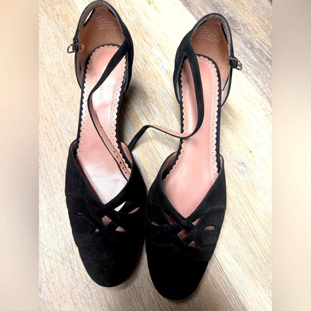 Naturalizer ankle buckle almond toe kitten heel solid black size 8.5M